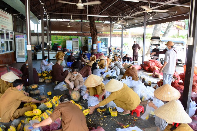Continuing to support people in need in the Covid-19 pandemic of Hoang Phap Pagoda (series 7)